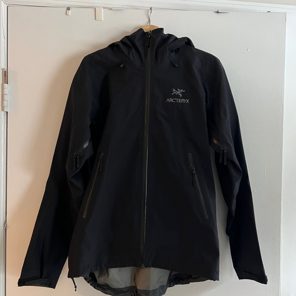 (Almost New) Arc'teryx GORE-TEX Black Hooded Beta Rain Jacket, Men’s - Medium